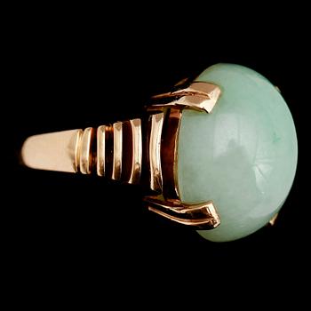 RING, 18 k guld, jade, 1960-tal.