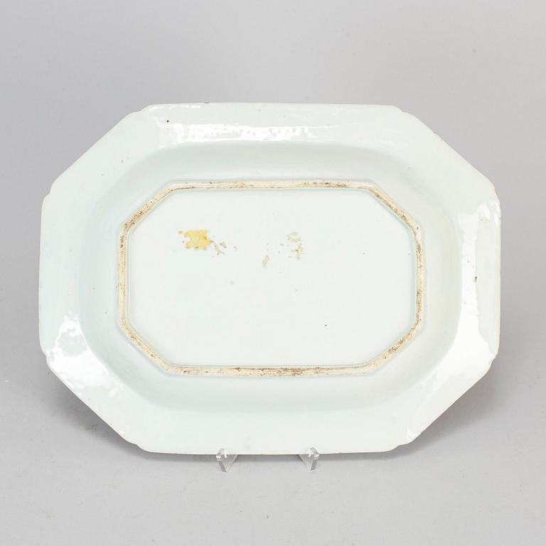 A blue and white export porcelain serving dish, Qing dynasty, Qianlong (1736-95).