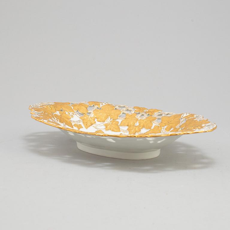 A MID 20TH CENTURY MEISSEN PORCELAIN BOWL.