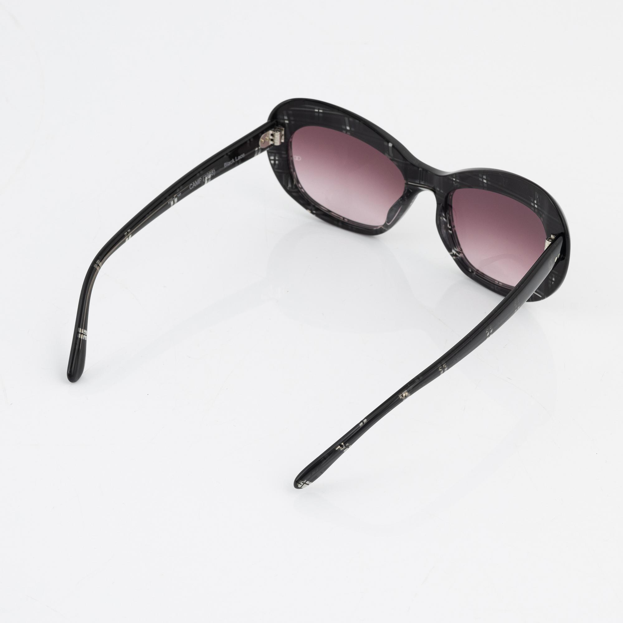 Oliver Goldsmith, solglasögon.