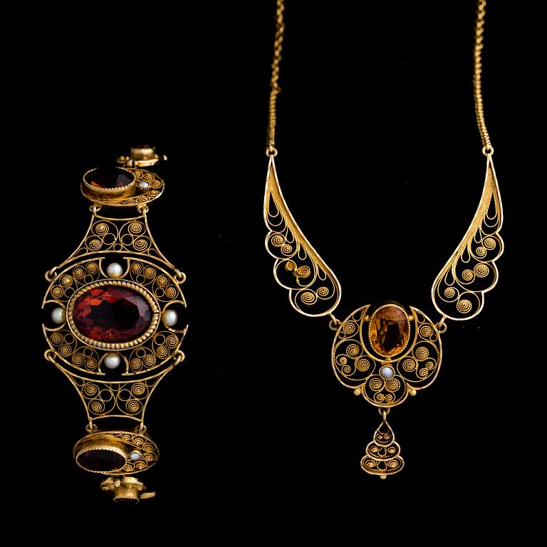 COLLIER och ARMBAND, fasettslipade citriner, pärlor, 18K guld filigranarbete. Stockholm 1908.