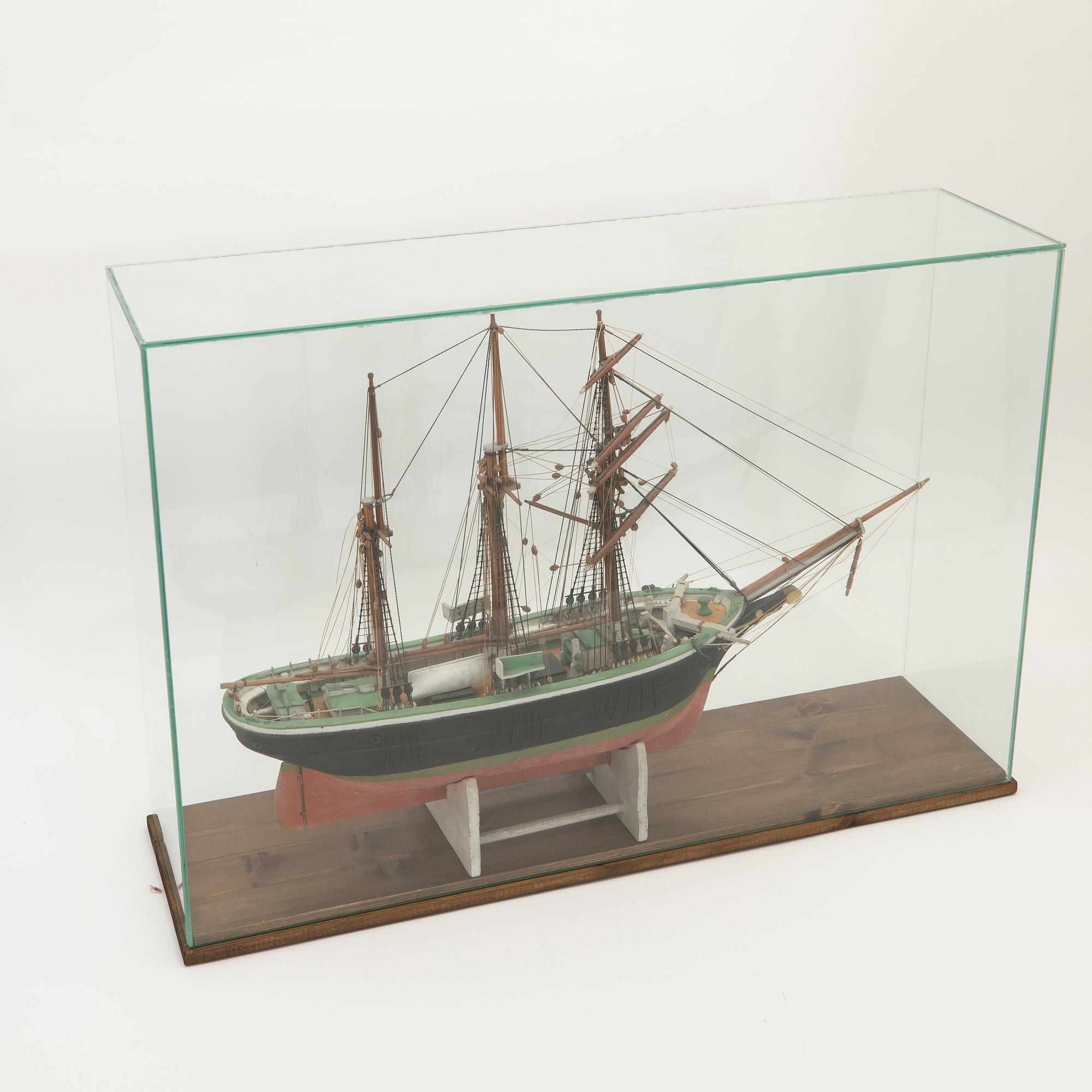 Fartygsmodell, toppsegelskonare, i monter, 1900-tal.