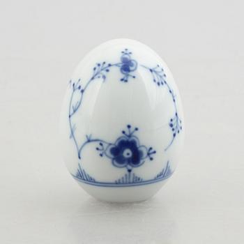 Äggkoppar, tre stycken, ett par salt-/pepparströare, två såssnipor, porslin, "Musselmalet", Royal Copenhagen.