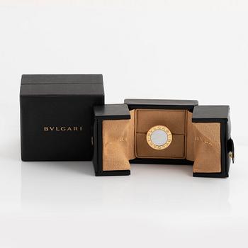 An 18K gold and mother of pearl Bulgari ring.