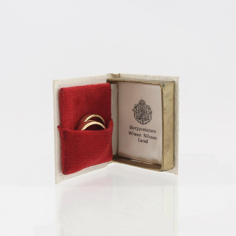 Wiwen Nilsson, a pair of 18K gold rings with a box shaped like a hymn book, Lund 1970.