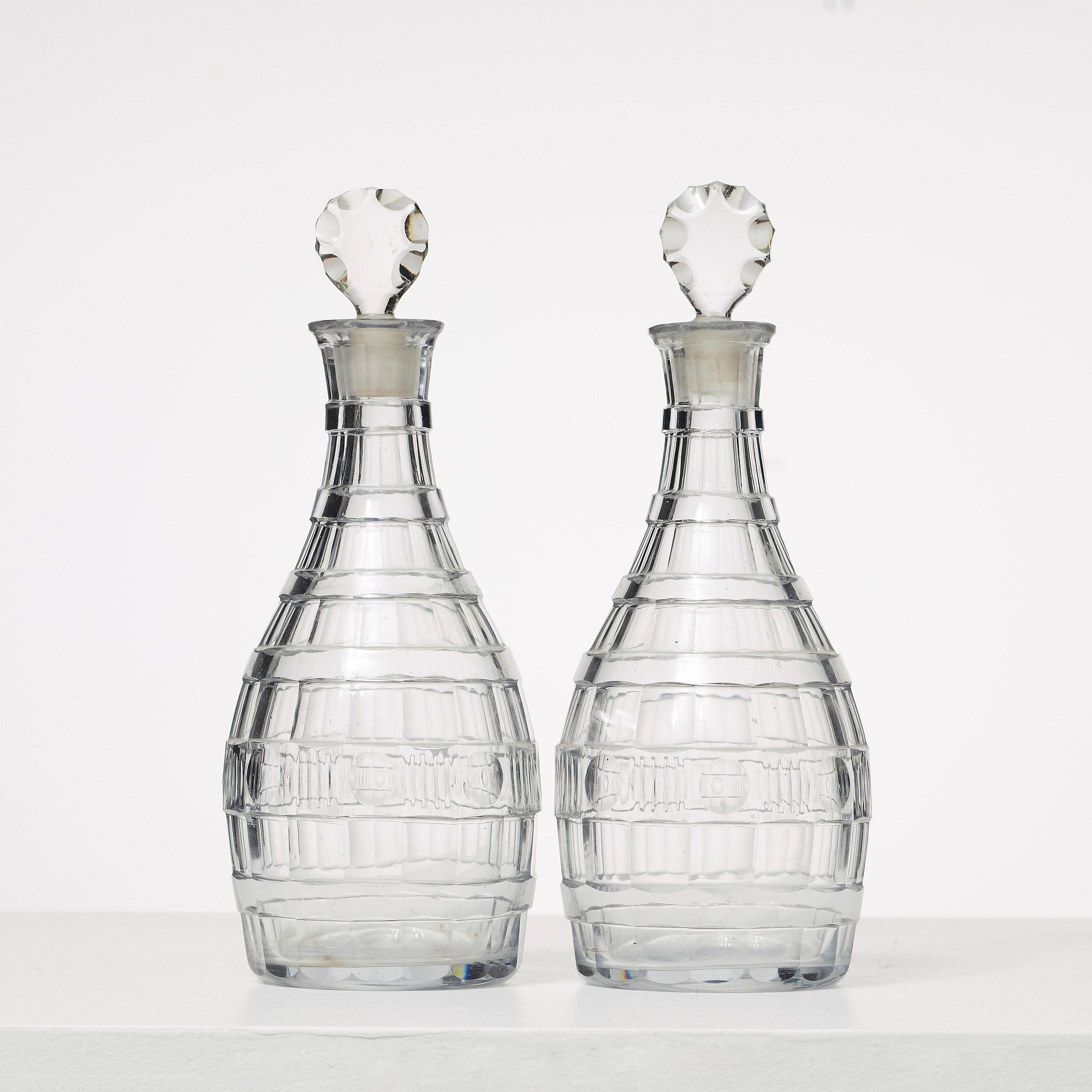 KARAFFER, ett par, glas, 1800-tal.