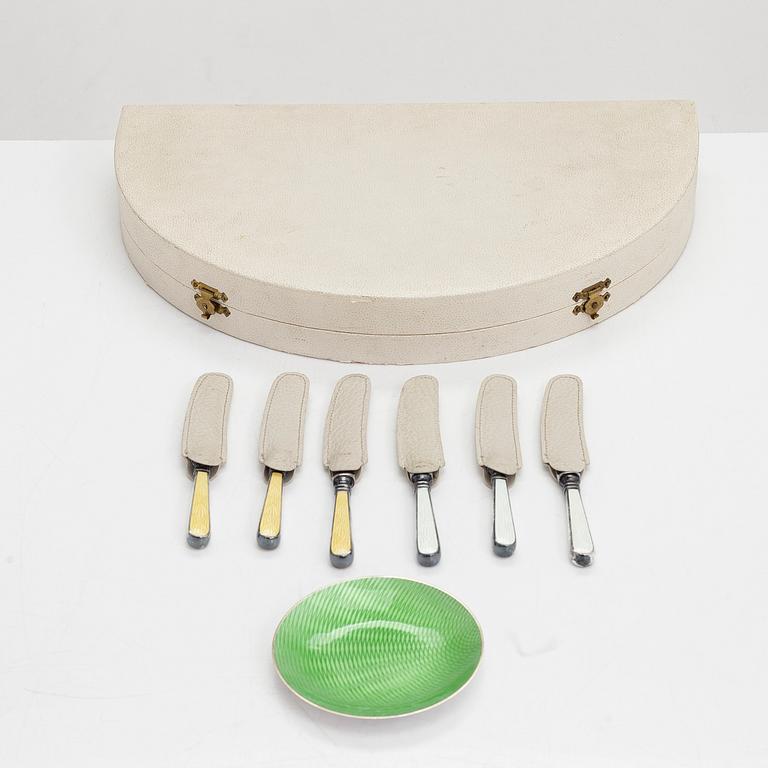 Tillander, mockaskedar, 10 st, knivar, 6 st, och ett fat, emalj och silver, Helsingfors 1950-52, 1968 och 1953.