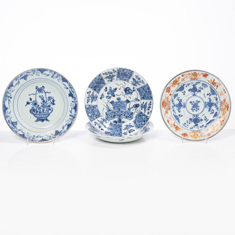 Tallrikar, fyra stycken, porslin. Qingdynastin, 1700-tal.