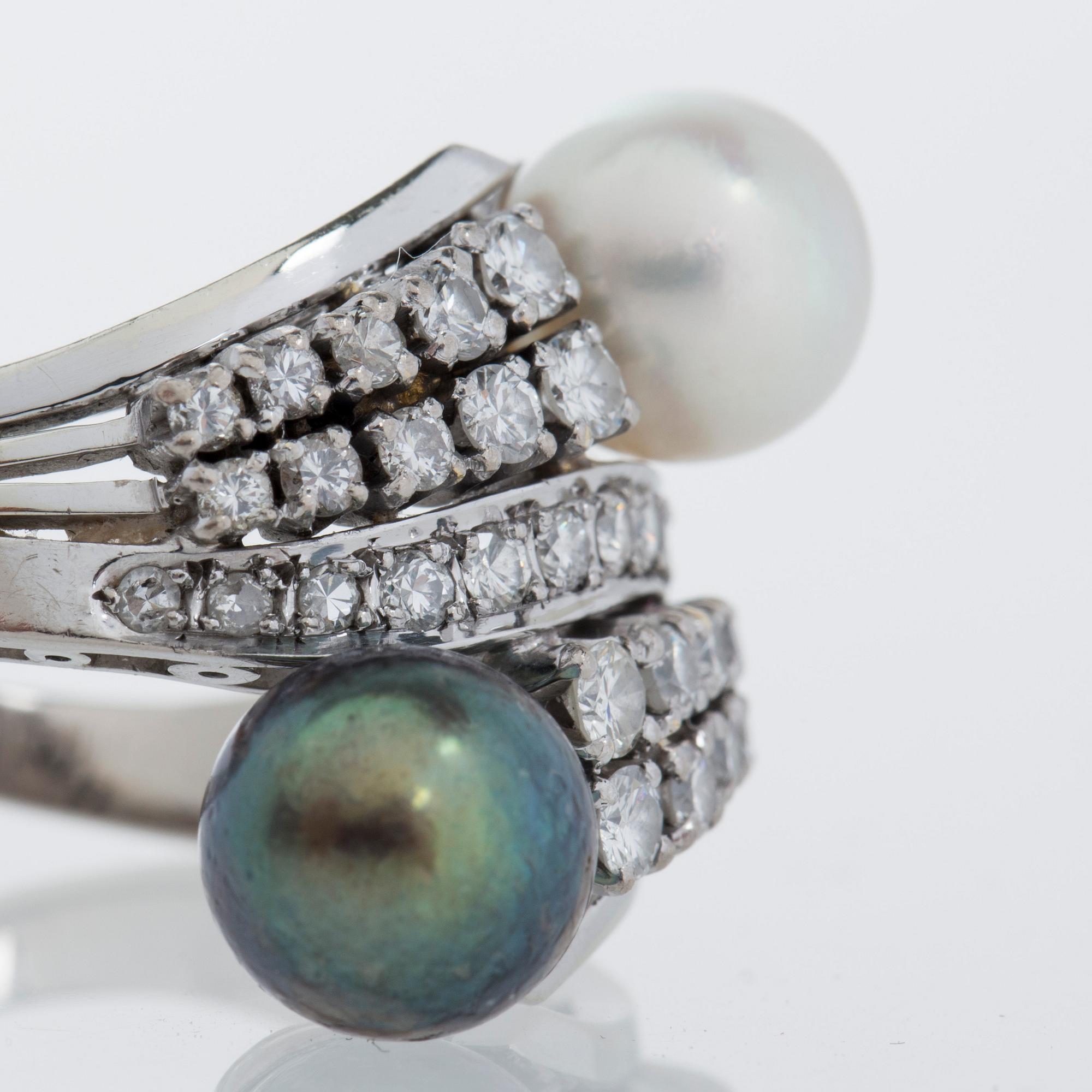 RING, 18K vitguld med odlade saltvattenspärlor samt briljantslipade diamanter ca 0.65 ct.