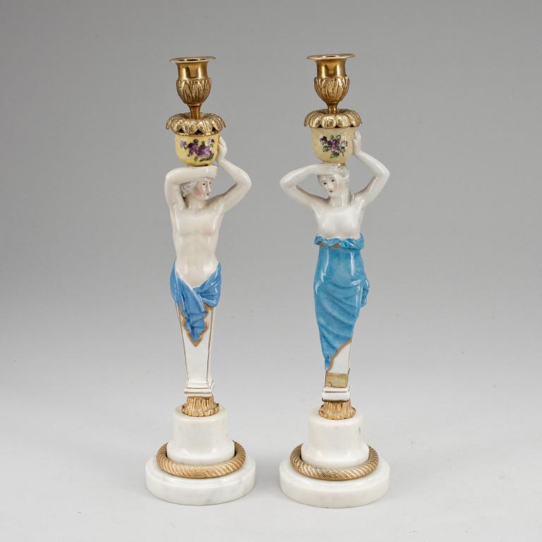 LJUSSTAKE, ett par, porslin samt marmor, stileklekticism, omkring 1900.