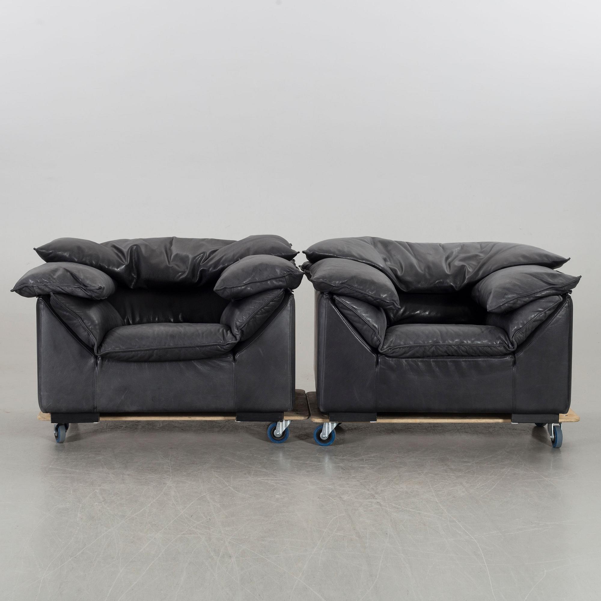 A PAIR OF "MONZA" LEATHER ARMCHAIRS BY EILERSEN.
