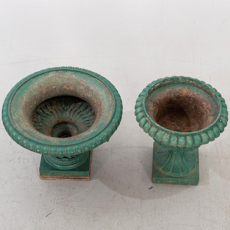 TRÄDGÅRDSURNOR 2 st Husqvarna Nr1 och Nr 5, gjutjärn omkring 1900.