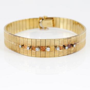 ARMBAND, guld 18K, sju små diamanter, stämplad CB, Europa 1900-talets andra hälft. Vikt ca 40 gram.