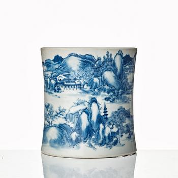 A blue and white brush pot, Qing dynasty, 19th Century.