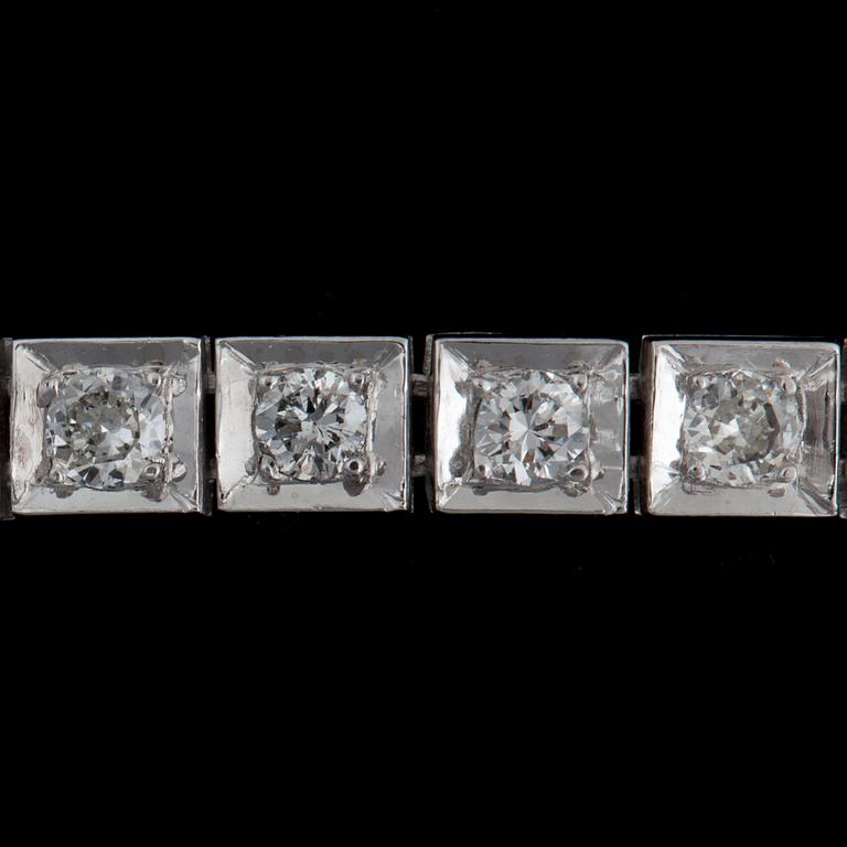 A brilliant-cut diamond bracelet. Total carat weight circa 2.73 cts.
