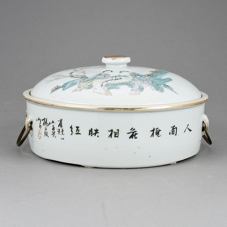 TERRIN MED LOCK, porslin, Kina, 1900-talets mitt.