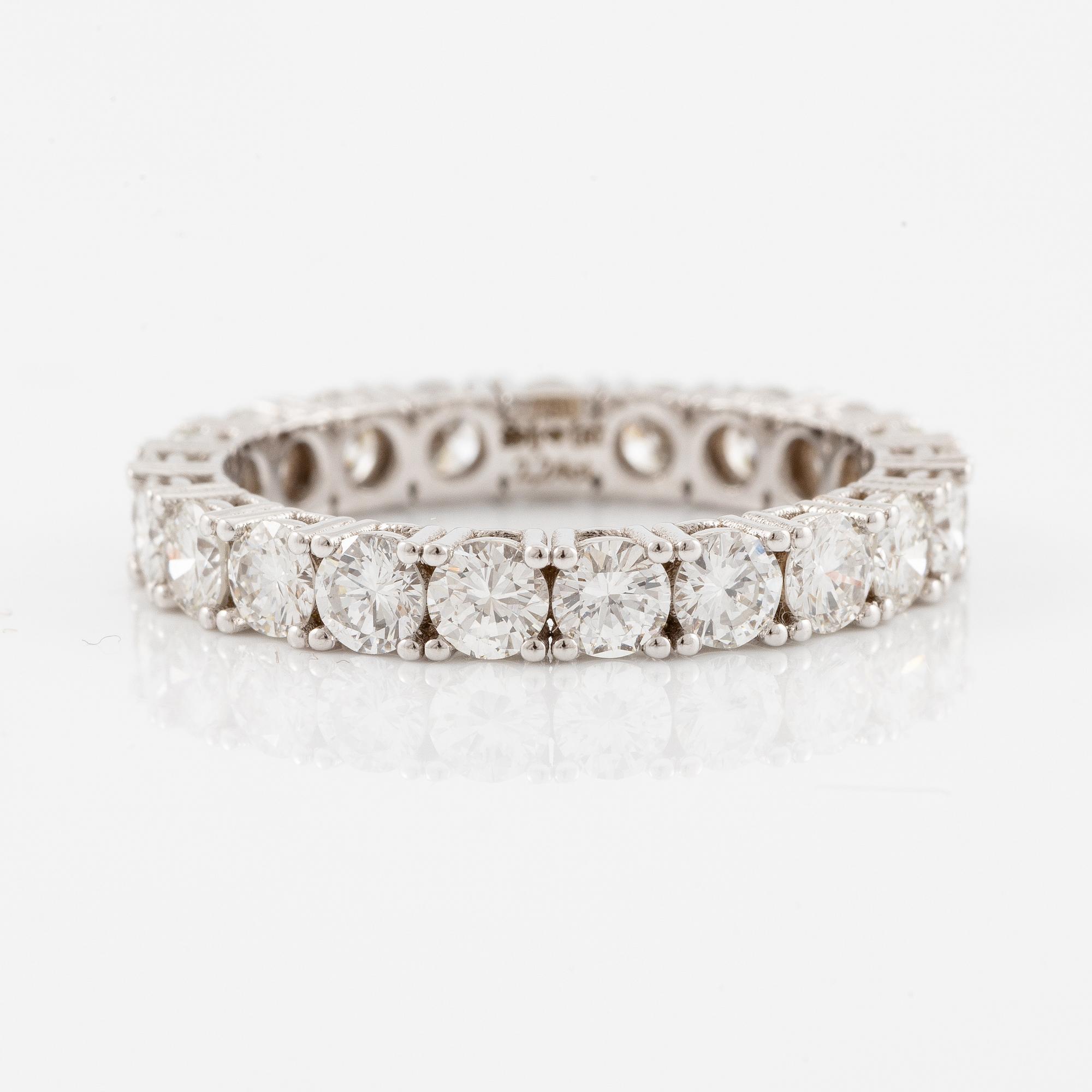 Ring, full eternity band, 18K white gold set with brilliant-cut diamonds.