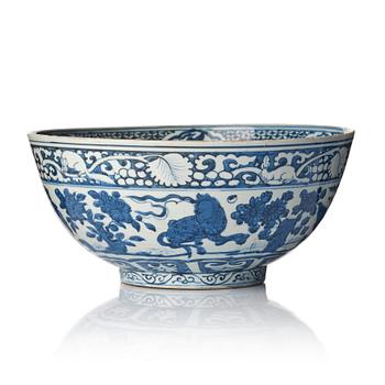 820. A large blue and white bowl, Ming dynasty (1368-1644). Hall mark to base.