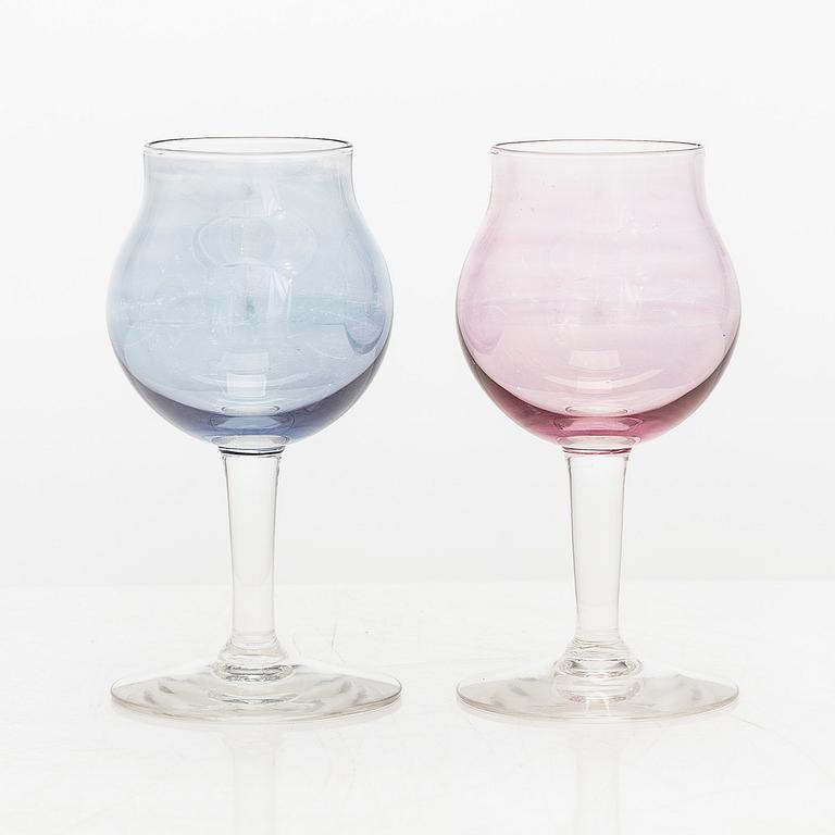 Erkki Vesanto, A set of twelve drinking glasses in iridescent glass, Iittala, 1950s/60s.