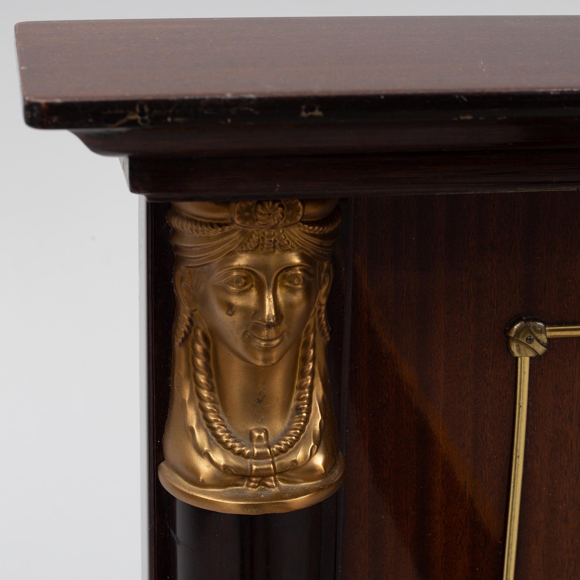 Sänggavel, empirestil, 1900-tal.