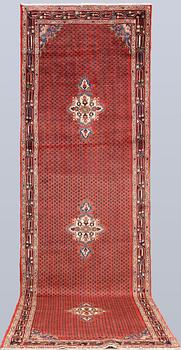 A Sarouk runner, approx. 372 x 115 cm.