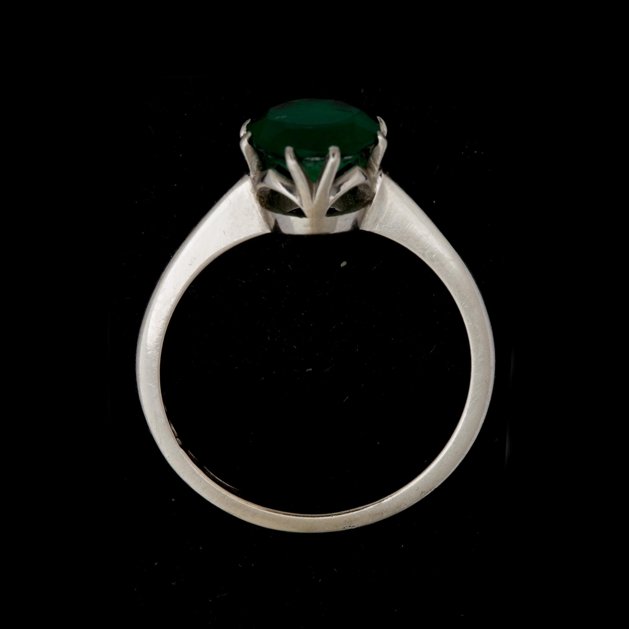 RING, 18K vitguld med syntetisk grön sten. Stockholm 1948. Vikt ca 3 gram.