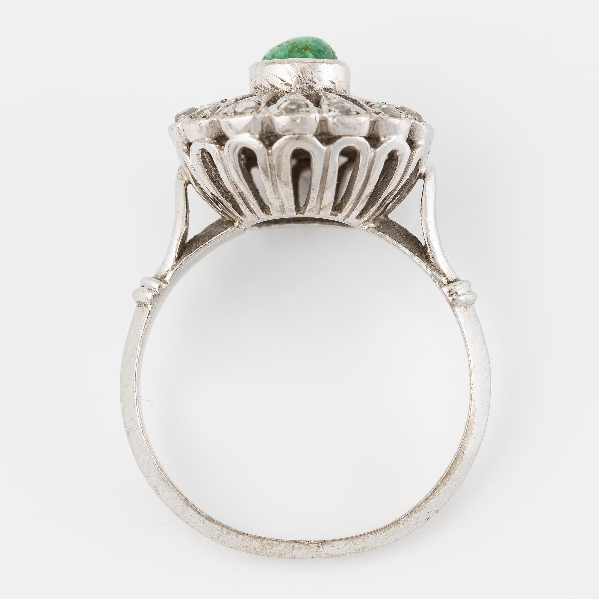 Ring 18 vitguld med en cabochonslipad smaragd och rosenslipade diamanter.