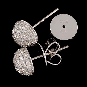 ÖRHÄNGEN, ett par, 18k vitguld med 102 briljantslipade diamanter, totalt ca 0.94 ct. Vikt 3 g.