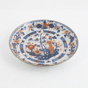 A porcelain Imari dish, China, Qing dynasty, first half of the 18th century.