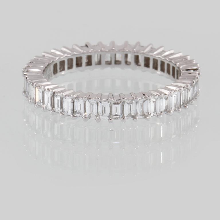 RING, 18k vitguld med baguettslipade diamanter, 1.44 ct. Vikt 3 g.