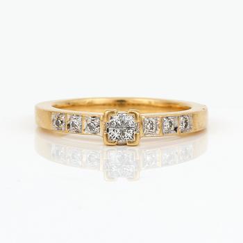 RING, 18K guld med åttkant och prinsesslipade diamanter, tot ca 0,26 ct. Total vikt ca 5,49 g.