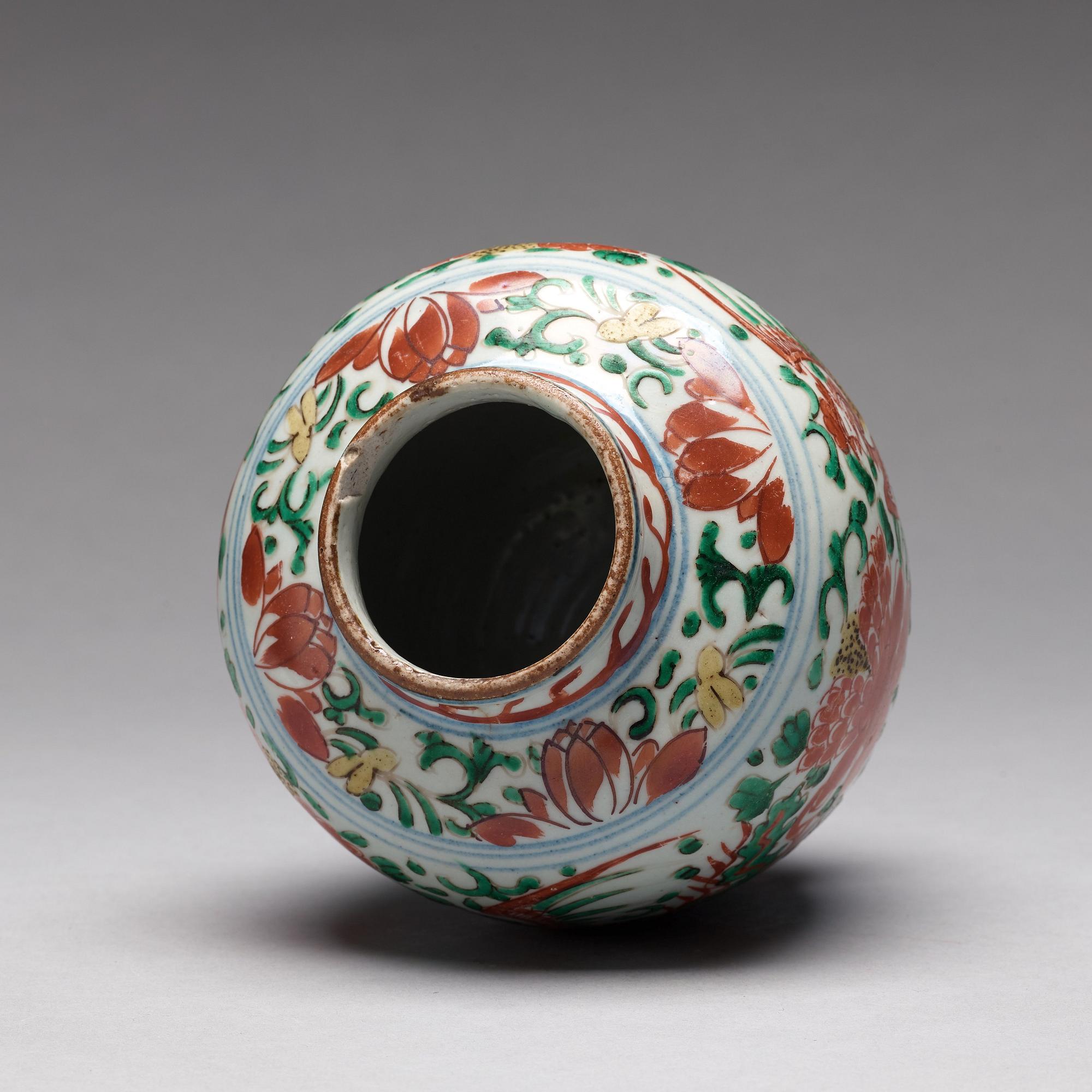 A Transitional wucai jar, 17th Century.