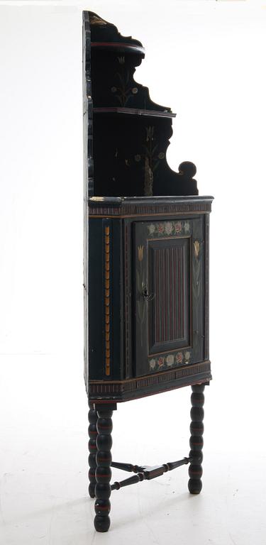 HÖRNSKÅP, allmoge, 1800-tal.