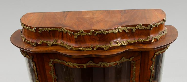 VITRINSKÅP, Louis XIV-stil, 1800-/1900-tal.
