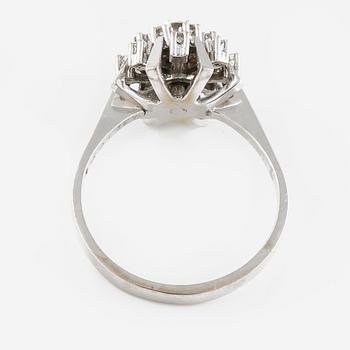 RING, 18K vitguld med  17 briljantslipade diamanter 0.54 ct, Ahlen & Samuelson, Stockholm, 1973. Vikt 6,8 gram.