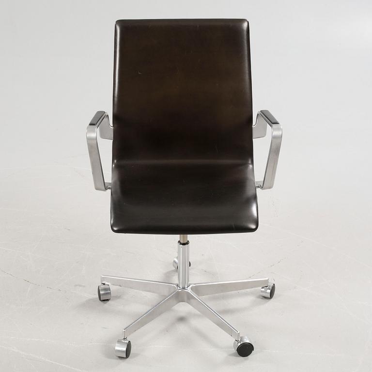 A desk chair, model Oxford, designed by Arne Jacobsen for Fritz Hansen, 2005.