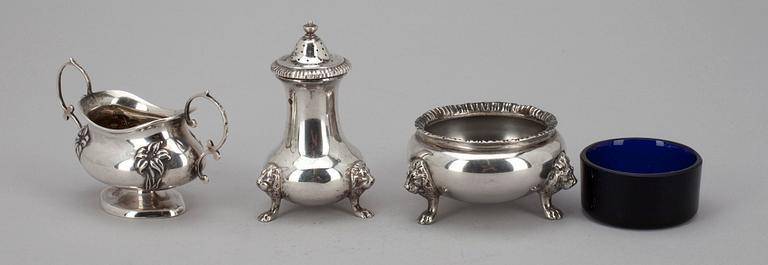 SALTSTRÖARE samt 2 st. SALTKAR, silver, London 1960-tal samt Birmingham 1912. Vikt 216 g.