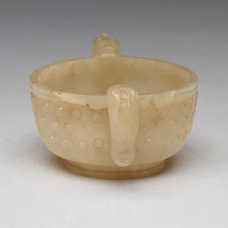 A nephrite wine cup, late Qing dynasty, circa 1900.