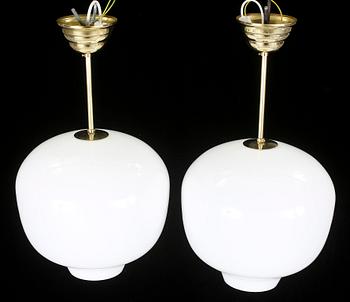 TAKLAMPOR, ett par, Pukebergs glasbruk, delvis 1900-talets mitt. Höjd 50 cm.