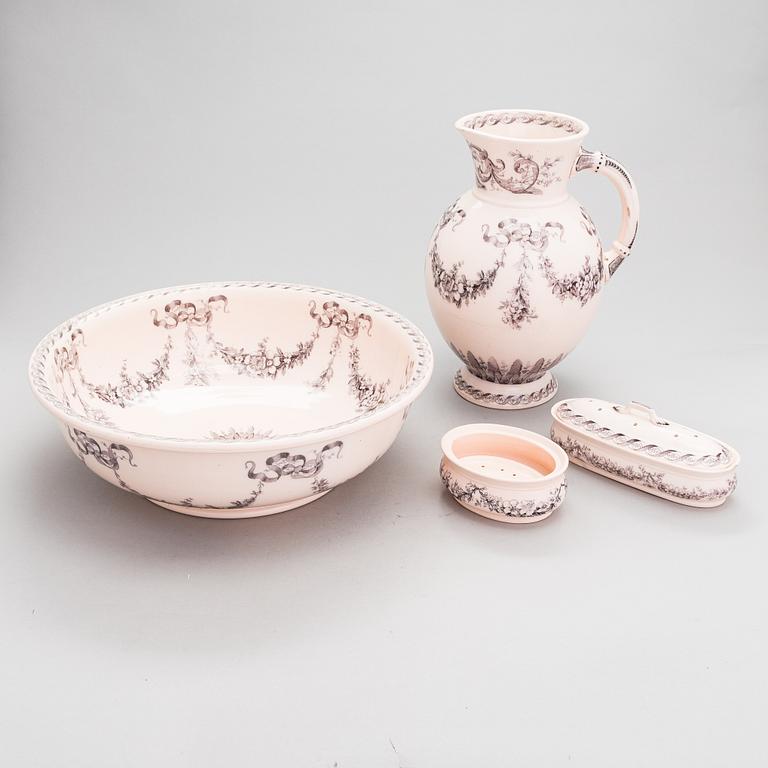 Villeroy & Boch, A 4-parts washing set "Karl" in flintware from the turn of the 20th century.