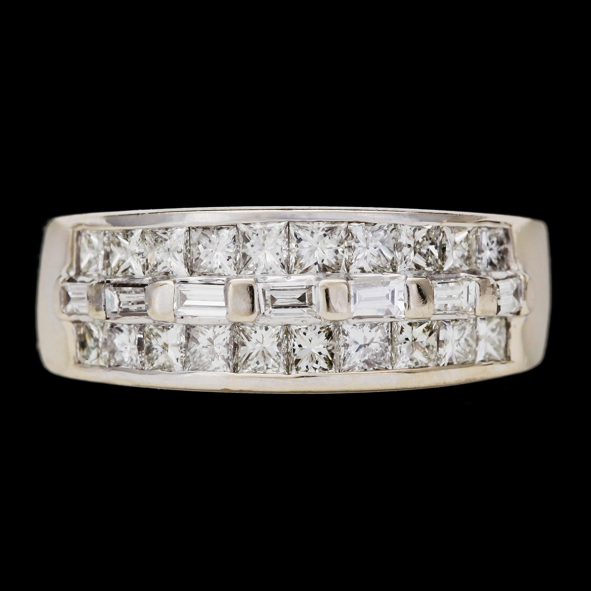 RING, princess- and baguette cut diamonds, tot. app. 2.75 cts.
