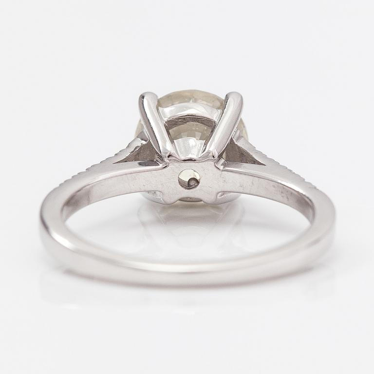 A 14K white gold ring with diamonds ca. 2.23 ct in total. AIG-certificate.