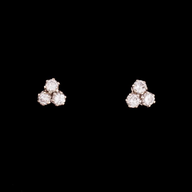 ÖRHÄNGEN, 18K vitguld, briljantslipade diamanter. Vikt totalt ca 1,0 g.