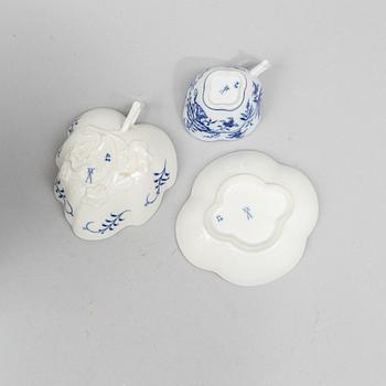 A set of ten porcelain pieces, 'Zwiebelmuster', Meissen and Teichert-Werke in Meissen, Germany.