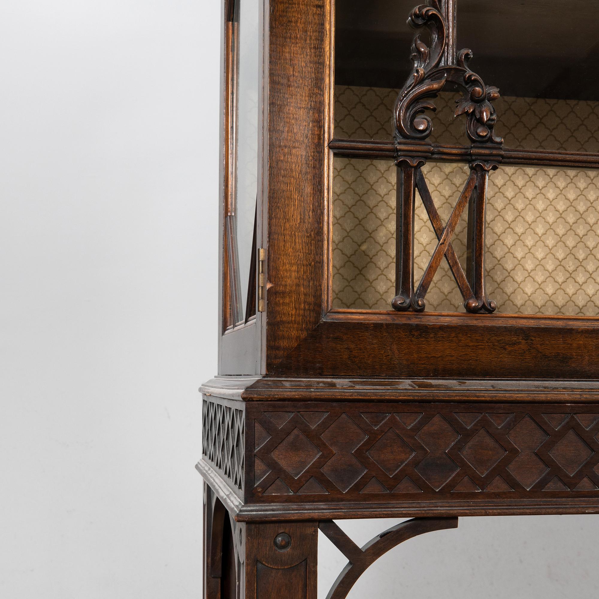 Vitrinskåp Chippendale-stil 1900-talets första hälft.