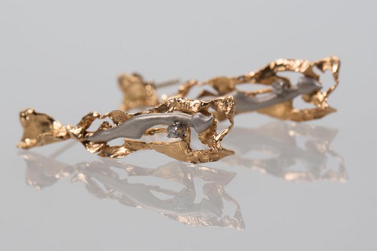 ÖRHÄNGEN, ett par, 18 K guld samt diamanter. Vikt ca 5 g.