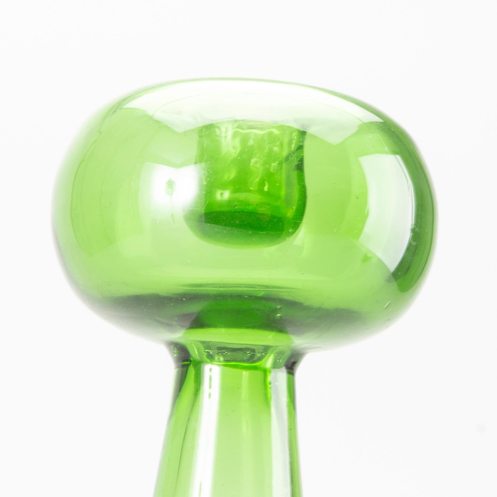 VASER/LJUSSTAKAR, ett par, grönt glas.