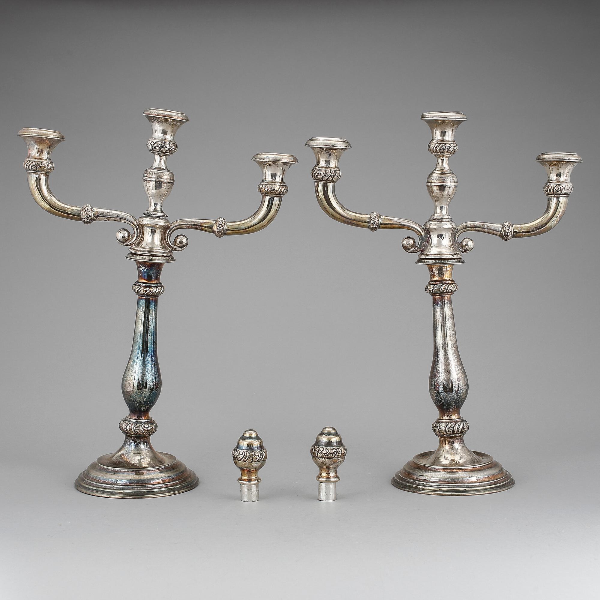 KANDELABRAR, ett par, låghaltigt silver 800, Österrike, omkring sekelskiftet 1900. Vikt ca 1942g.