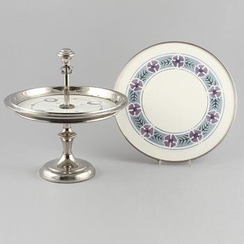 BRICKA SAMT FAT, vitmetall och keramik, 1900-talets första hälft.