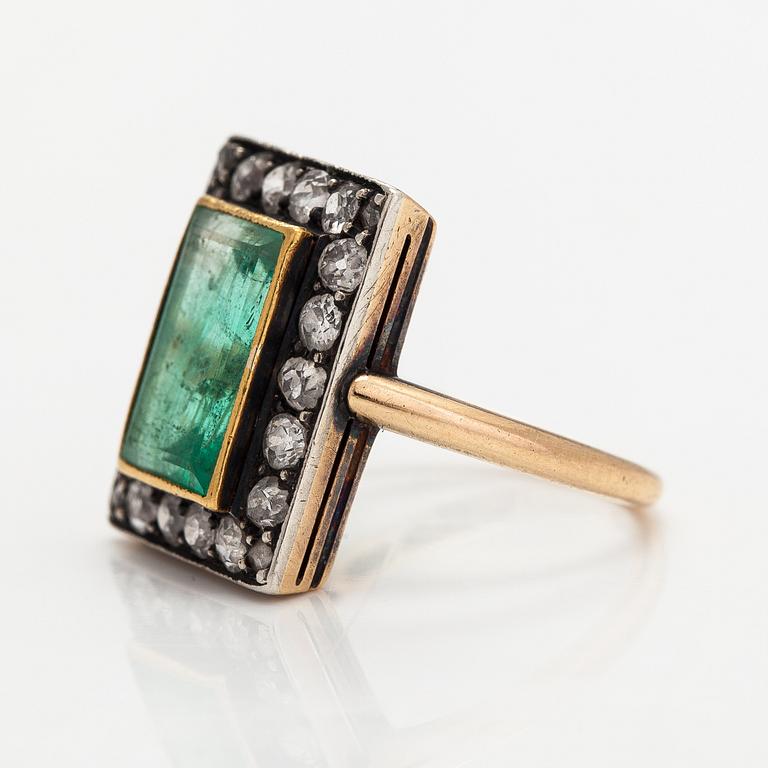 An 18K gold ring with an emerald and diamonds ca. 0.72 ct in total. Viktor Lindman, Helsinki 1913.